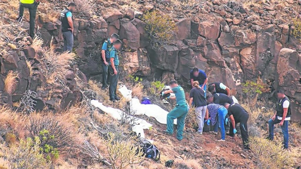 Цветы рядом с двумя трупами на острове Gran Canaria