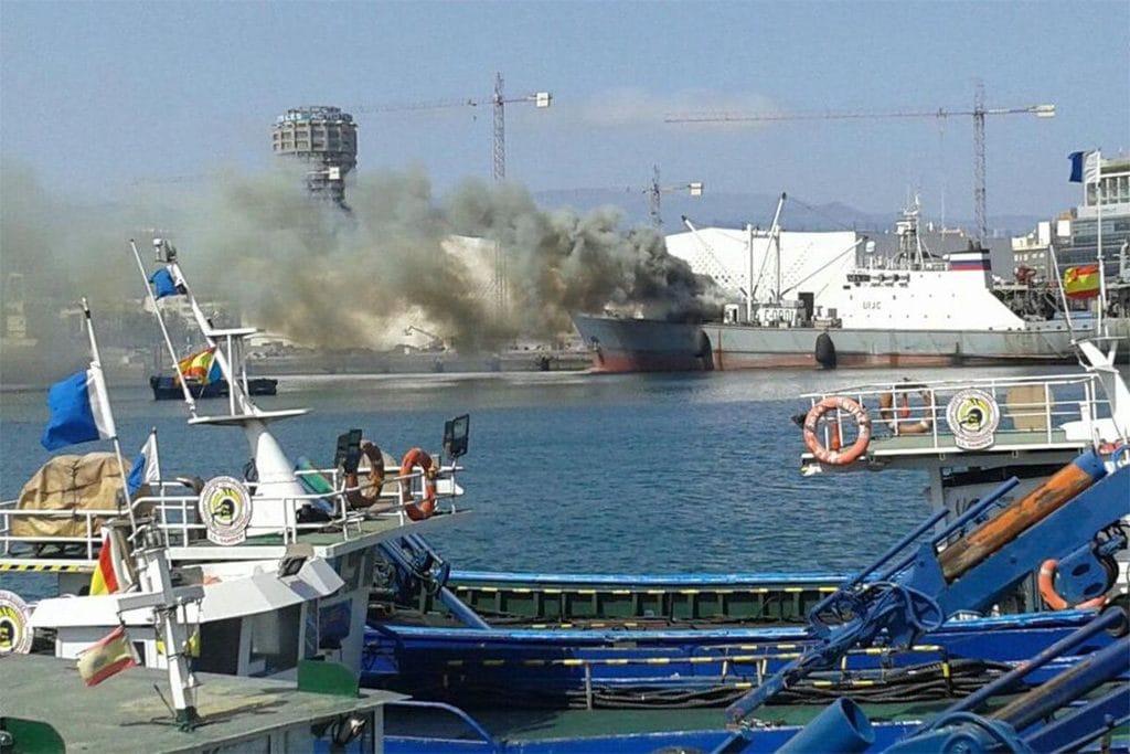 Рыболовецкое судно под российским флагом горит в порту острова Gran Canaria