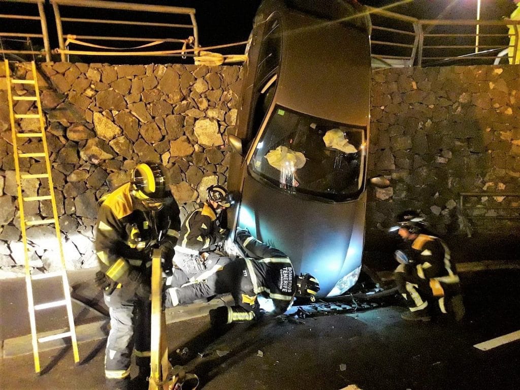 Спасли водителя автомобиля, упавшего с высоты в два метра