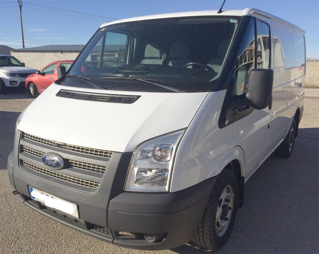 Украли фургон и, убегая от полиции, повредили более 10 припаркованных авто