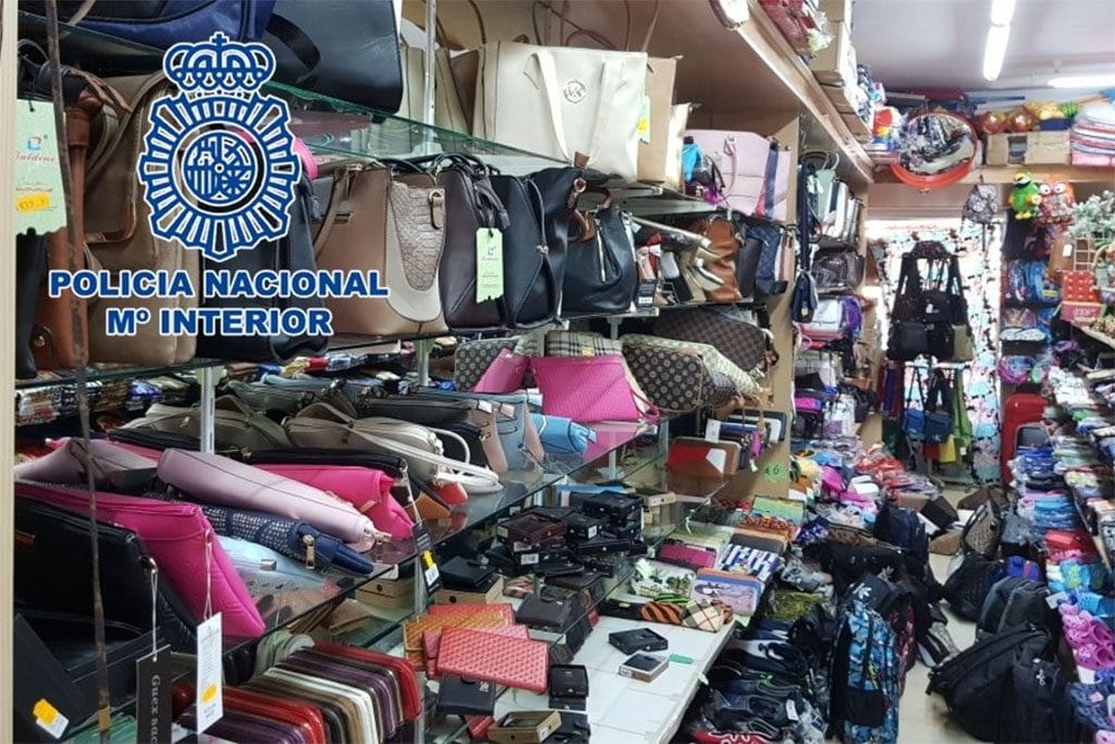 Конфискации в 28 торговых точках в Adeje и Arona, продающих поддельные товары