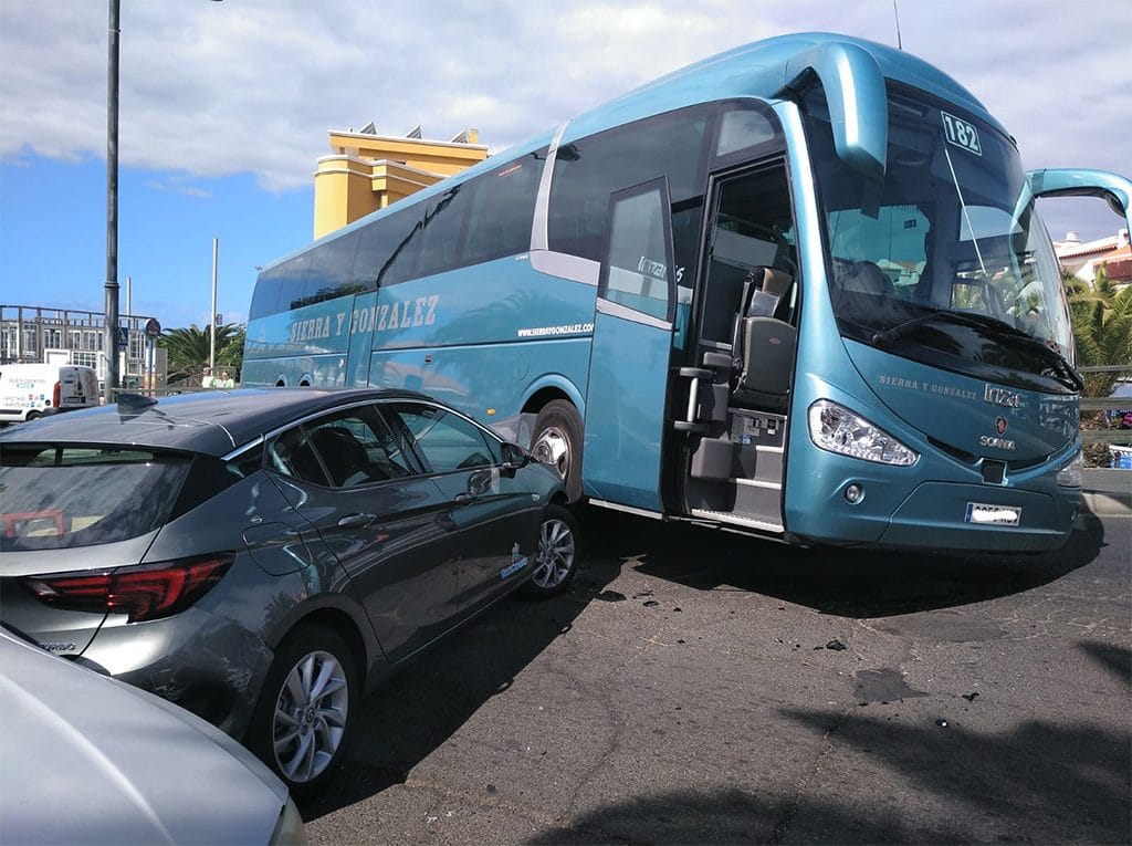 Лёгкий испуг в Adeje: автобус столкнулся с двумя авто
