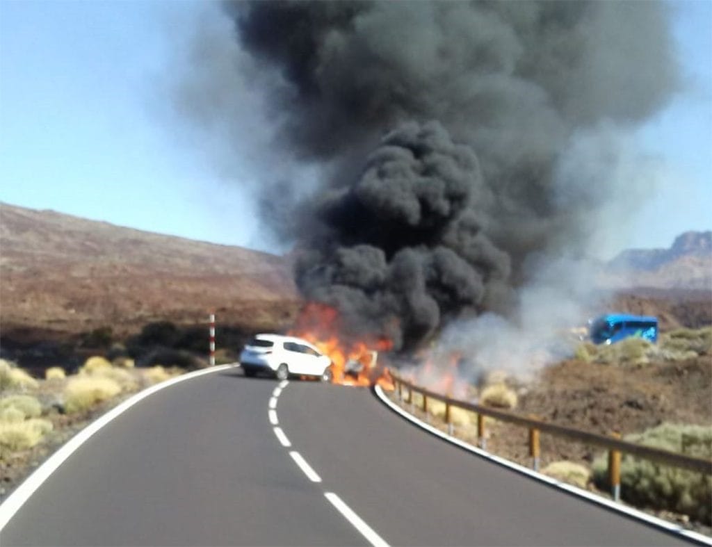 Лобовое столкновение в Las Cañadas del Teide. Сгорели две машины - iestafeta.com Лобовое столкновение в Las Cañadas del Teide. Сгорели две машины