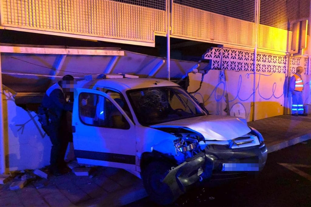 Автомобиль после аварии влетел в школу в La Laguna - iestafeta.com Автомобиль после аварии влетел в школу в La Laguna