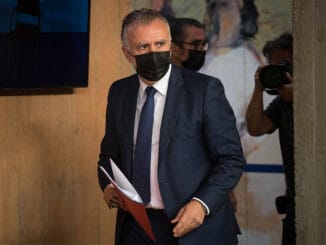 Torres летит в Брюссель защищать Канары от мигрантов