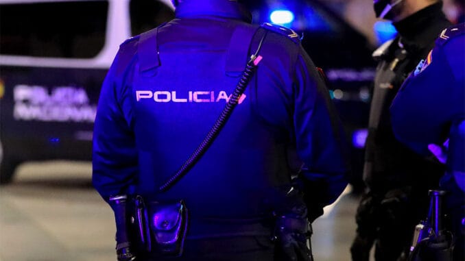 Adeje: пока жильцы спали, мужчина залез к ним через окно, вероятно, на "экскурсию" Adeje: пока жильцы спали, мужчина залез к ним через окно, вероятно, на "экскурсию"