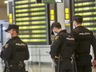 Мигранты жалуются на полицию - не отпускает с Канар на полуостров