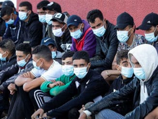 Правительство считает, что сотни взрослых мигрантов прикидываются детьми