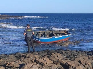 Погода хорошая, туристы с соседнего материка радостно плывут на Канары с подарками