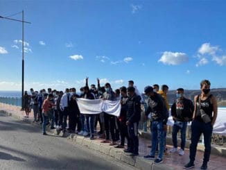Канары: мигранты тоже митингуют, хотят убраться отсюда