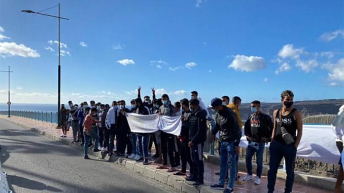 Канары: мигранты тоже митингуют, хотят убраться отсюда Канары: мигранты тоже митингуют, хотят убраться отсюда