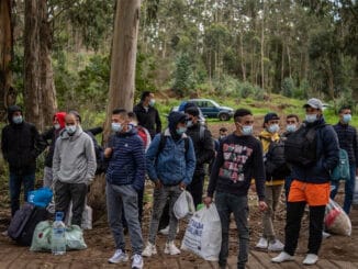 Тенерифе: батальные сцены в лагере для мигрантов