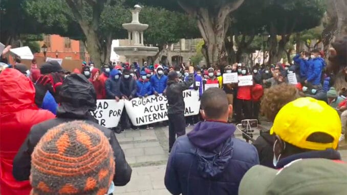Мигранты протестуют на Тенерифе против миграционной политики Мигранты протестуют на Тенерифе против миграционной политики