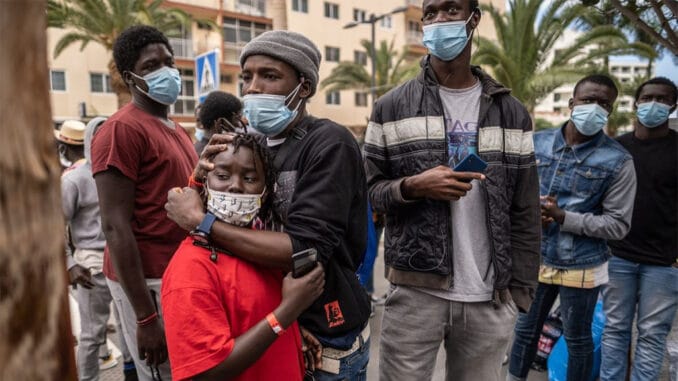 Мигрантам понравилось в отеле - не хотят переезжать во временный лагерь Мигрантам понравилось в отеле - не хотят переезжать во временный лагерь