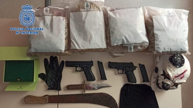 В Adeje полиция поймала "клоуна-грабителя" с фальшивым оружием В Adeje полиция поймала "клоуна-грабителя" с фальшивым оружием