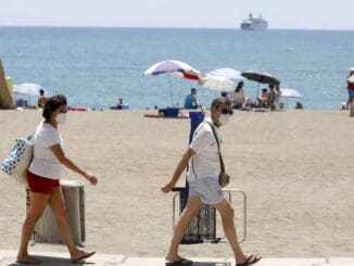 Лето на носу, мода прошлого года повторяется - готовимся загорать в масках, дамы и господа!