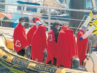 Пока испанские ВВС бравируют в Чёрном море, лодочки продолжают плыть на Канары