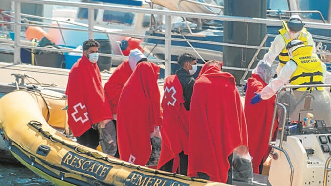 Пока испанские ВВС бравируют в Чёрном море, лодочки продолжают плыть на Канары