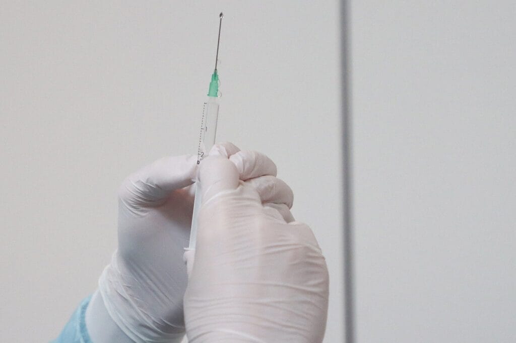 Испания приостановила использование вакцины AstraZeneca - iestafeta.com Пока на Канарах шутят, в Мадриде многие отказываются от AstraZeneca