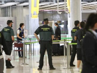 На Канарах усилят контроль за туристами, везущими коронавирус на острова