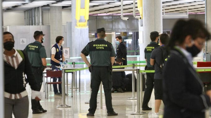 На Канарах усилят контроль за туристами, везущими коронавирус на острова