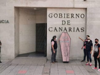 Гроб у здания правительства Канар - отельеры снова выходят на протесты