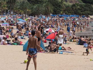 Островитяне на выходные дни сбежали на пляжи, некоторые были переполнены