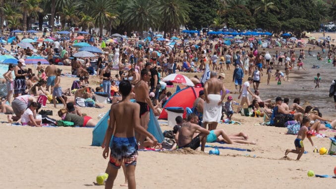 Островитяне на выходные дни сбежали на пляжи, некоторые были переполнены Островитяне на выходные дни сбежали на пляжи, некоторые были переполнены