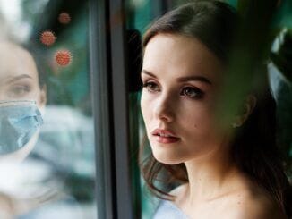 В правительстве Испании гадают: а не рано ли пообещали снять маски?