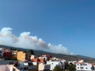 Огонь разбушевался на Тенерифе, подбирается к Национальному парку Тейде