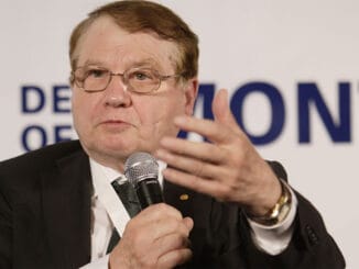 Лауреат Нобелевской Премии предупреждает вакцинированных