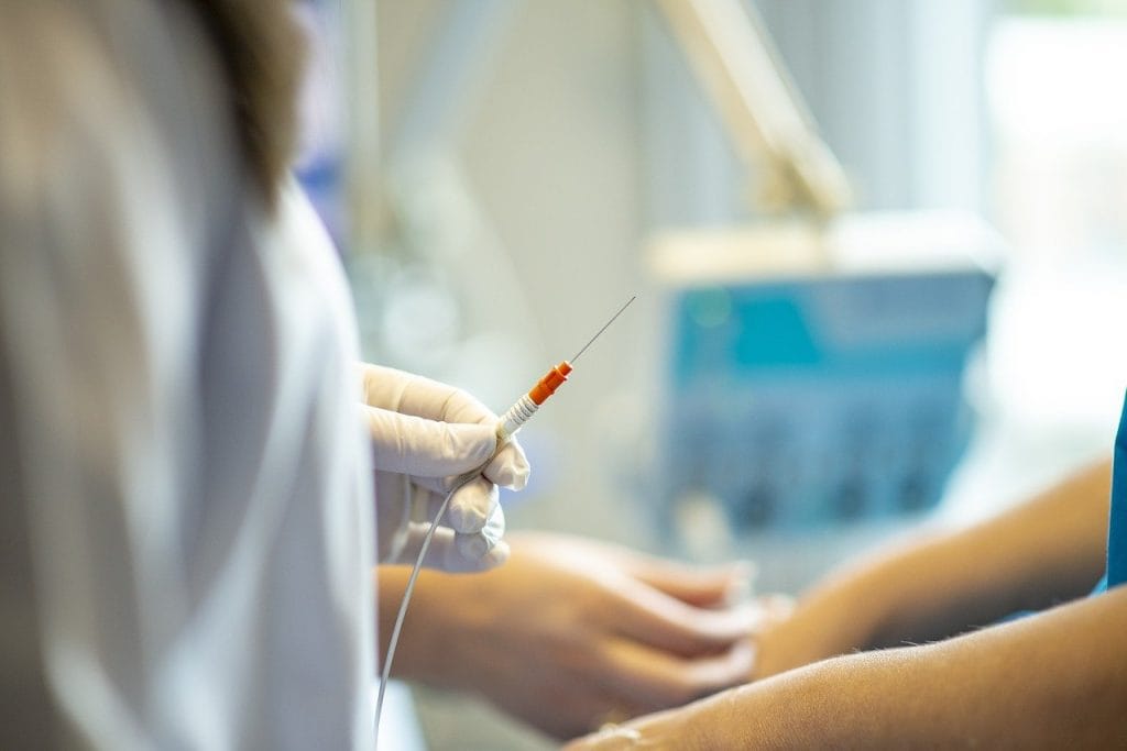 Кто бы сомневался: фармацевтические компании Pfizer и Moderna повышают цены на свои вакцины
