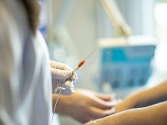 Кто бы сомневался: фармацевтические компании Pfizer и Moderna повышают цены на свои вакцины