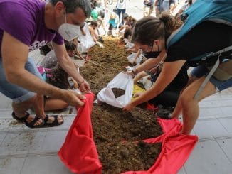 Кто-то мусор выносит из дома, а кто-то тащит его домой... В общий дом, вообще-то