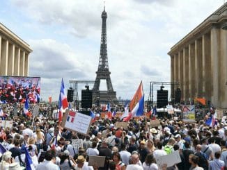 Протесты против ограничений для сдерживания пандемии распространяются по всему миру