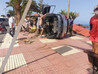 Playa de la Arena: авто вылетело на тротуар и перевернулось