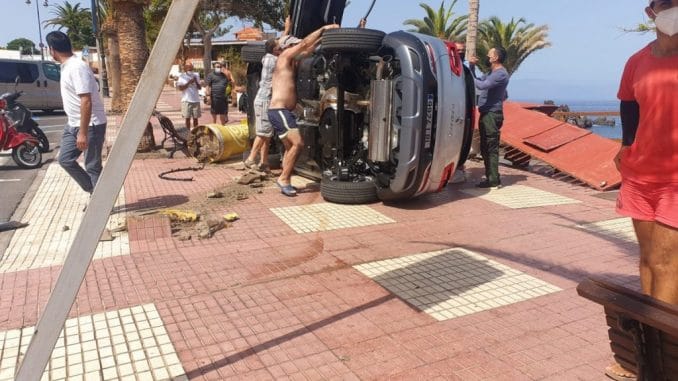Playa de la Arena: авто вылетело на тротуар и перевернулось Playa de la Arena: авто вылетело на тротуар и перевернулось
