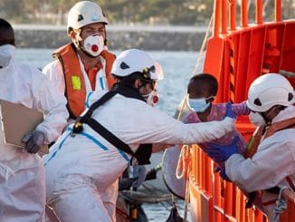 Кому вулкан, а кому - маяк. Лодки с нелегалами продолжают прибывать на Канары