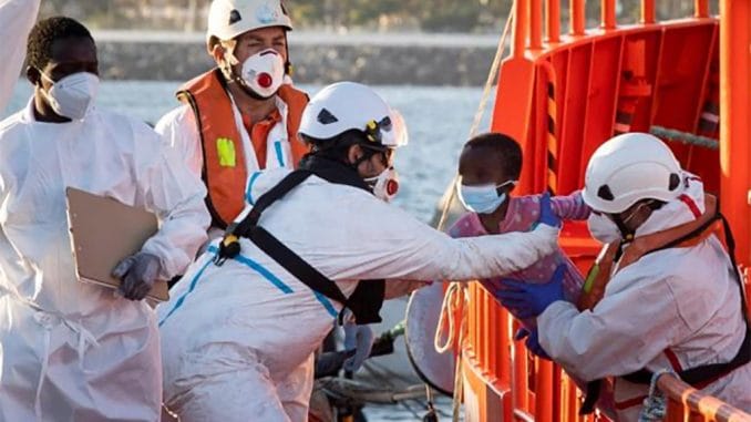 Кому вулкан, а кому - маяк. Лодки с нелегалами продолжают прибывать на Канары