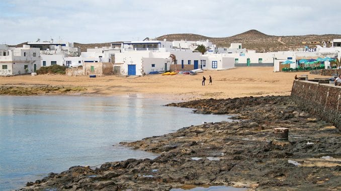 Из Африки продолжает прибывать не только калима. Лодки с нелегалами тоже Из Африки продолжает прибывать не только калима. Лодки с нелегалами тоже