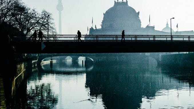 Берлин проголосовал за экспроприацию сотен тысяч единиц жилья у арендодателей -