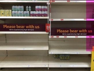 Британцы будут летать на Канары за едой? Brexit опустошил полки магазинов