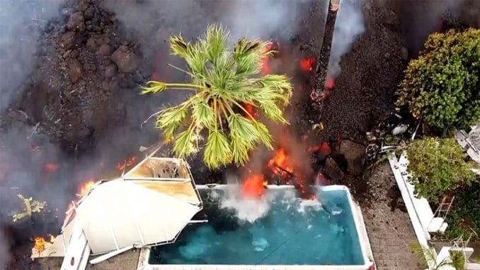 La Palma: стена лавы высотой в 12 метров продолжает двигаться к океану