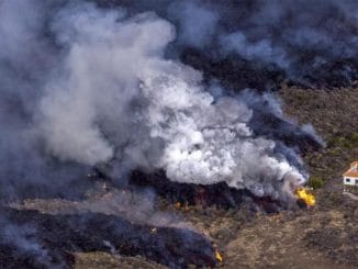 Вулкан ночью отдыхает, а днём вновь принимается за дело