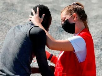 Мигранты на Канарах: Cruz Roja ищет добровольцев, своих сил тут уже не хватает