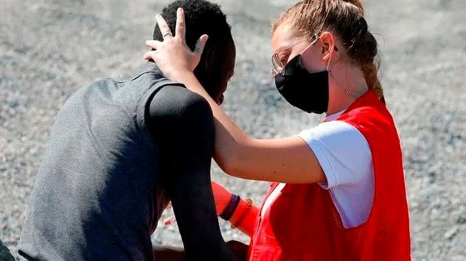 Мигранты на Канарах: Cruz Roja ищет добровольцев, своих сил тут уже не хватает Мигранты на Канарах: Cruz Roja ищет добровольцев, своих сил тут уже не хватает