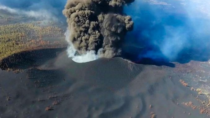 Не забудем о вулкане на острове La Palma - он пока что не собирается успокаиваться Не забудем о вулкане на острове La Palma - он пока что не собирается успокаиваться