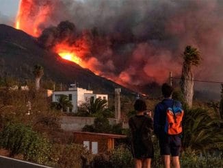 Лава вытекает с La Palma, деньги от правительств начинают течь на остров