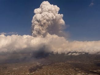 Облако пепла из вулкана Cumbre Vieja достигает высоты в 4500 метров