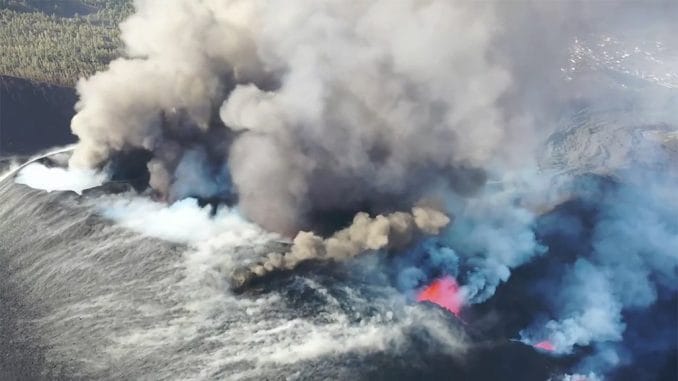 Вулкану понравились "новые головы": Cumbre Vieja "отрастил" сегодня ещё одну Вулкану понравились "новые головы": Cumbre Vieja "отрастил" сегодня ещё одну